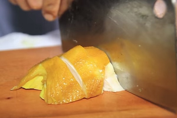 Chặt gà thành miếng vừa ăn