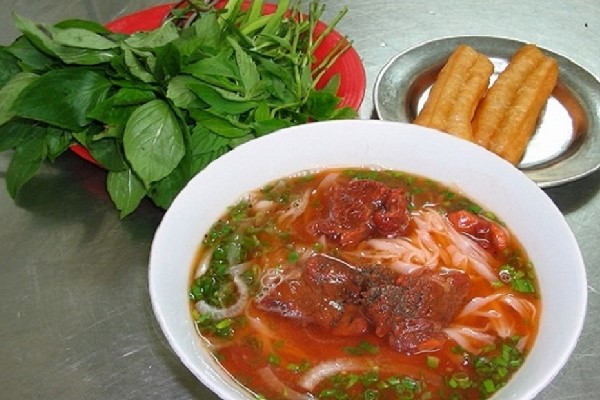 Ăn kèm phở bò xốt vang vời giò quẩy