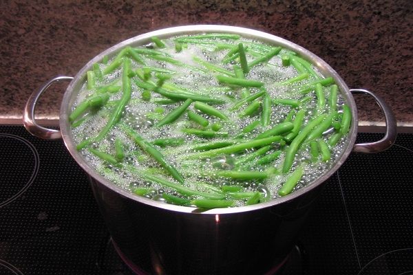 Luộc rau với lửa lớn