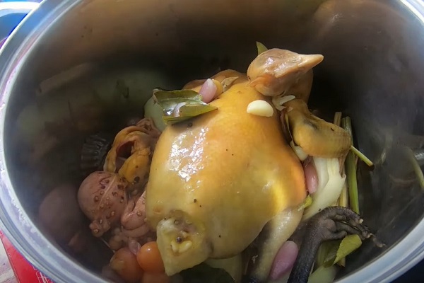 Cách làm gà hấp mắm nhĩ thơm ngon, thấm vị trong từng thớ thịt