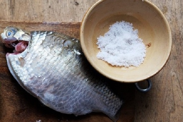 dùng muối để khử mùi tanh của cá