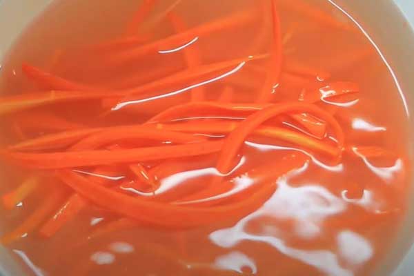 sơ chế cà rốt bằng nước vo gạo