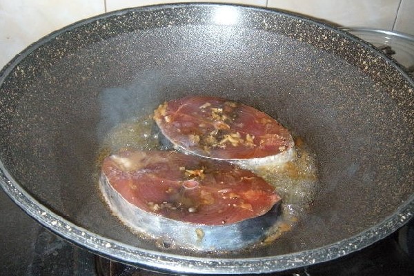 Cho cá ngừ vào trong chảo dầu chiên