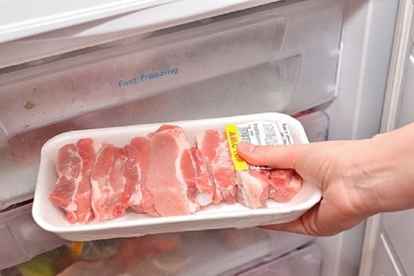 Dùng tủ lạnh để bảo quản thịt