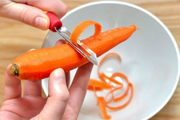 gọt vỏ và bào cà rốt