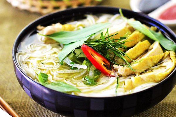 Các món ăn truyền thống Việt Nam: Việt Nam là thiên đường ẩm thực với đa dạng các món ăn truyền thống hấp dẫn. Chà bông, chè, bún bò, lẩu, bánh mì, phở,... bạn sẽ không ngừng khám phá những hương vị độc đáo và thú vị của đất nước này.