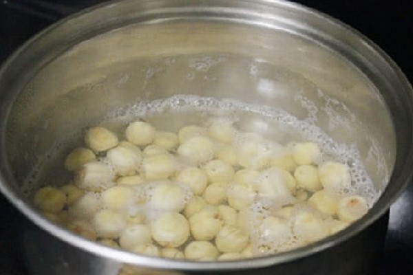 Nấu hạt sen trước đậu xanh