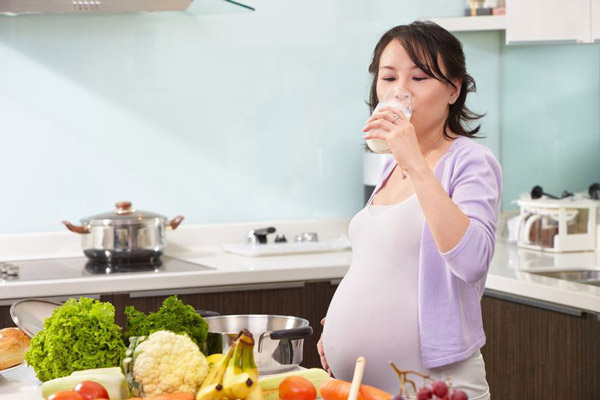 Phụ nữ mang thai nên uống 1 ly sữa tươi 
