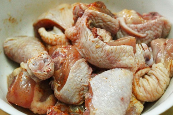 Thịt gà ướp trước với bột cà ri