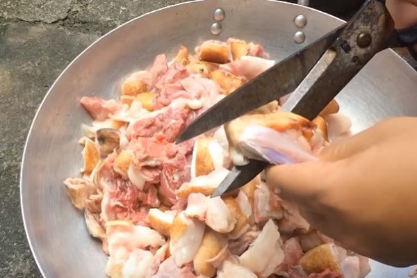 cắt thịt thỏ thành những miếng vừa ăn