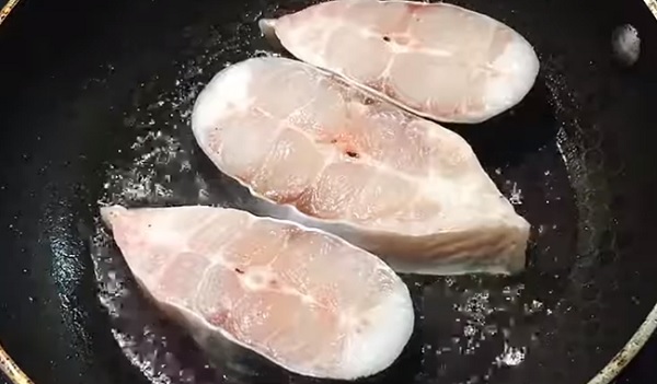 chiên cá trên chảo dầu nóng 