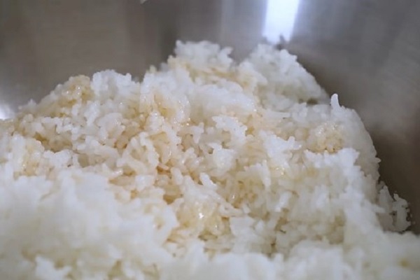 cách thực hiện cơm trắng cuộn rong biển
