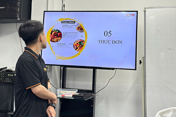 học viên trình bày thực đơn